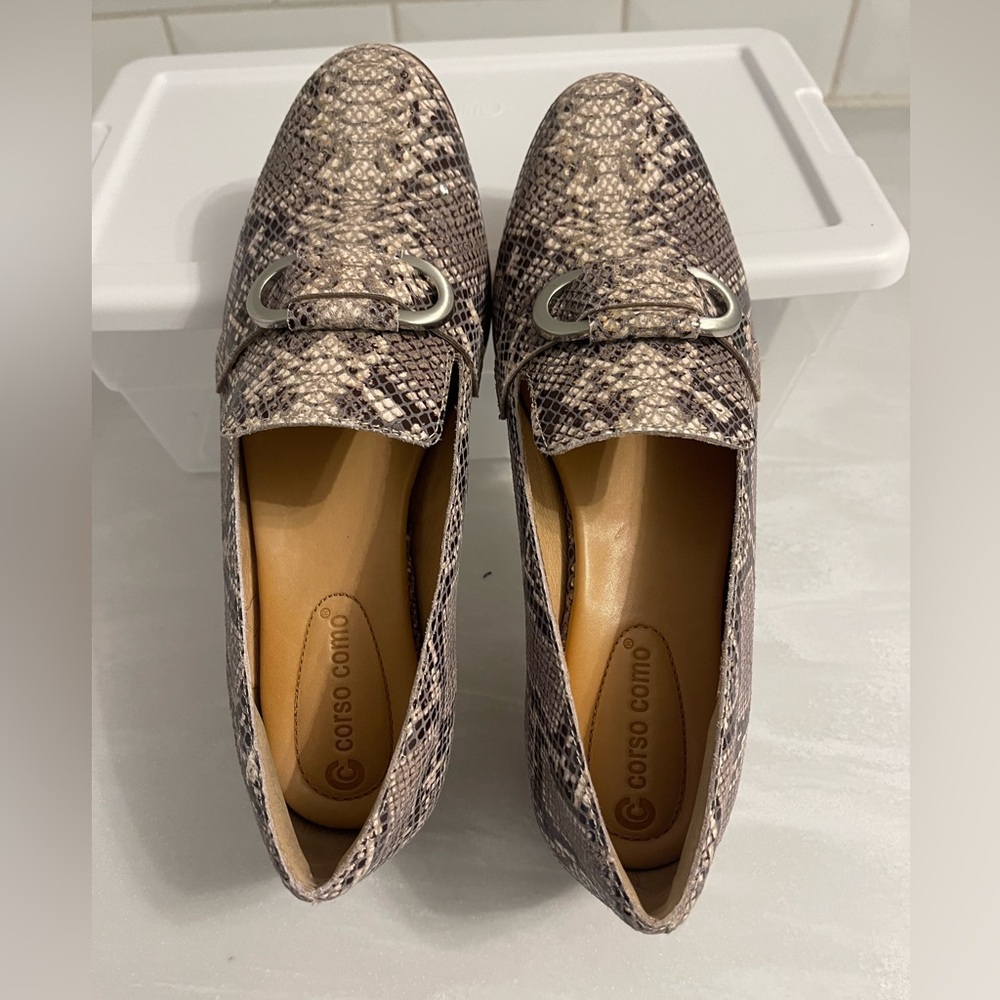 **NEW.** Corso Como Clarrah Women’s Leather Snakeskin Print Loafers Size 8